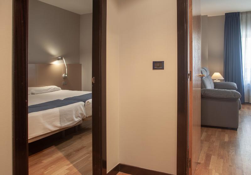 Aparthotel Campus Oviedo Ngoại thất bức ảnh